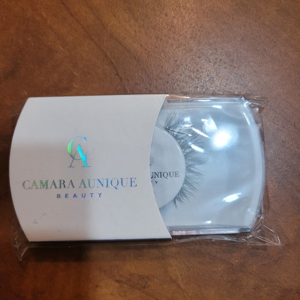 Camara aunique lashes NWOT
